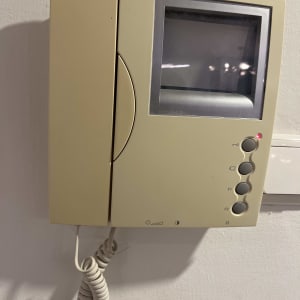 מכשיר אינטרקום מותקן על קיר לבן