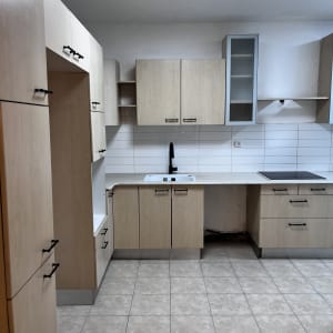 מטבח נקי עם ארונות וכיור