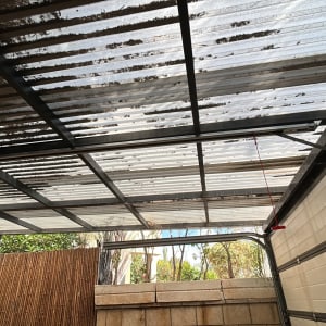 גג מתכת עם דלת חשמלית בחניה