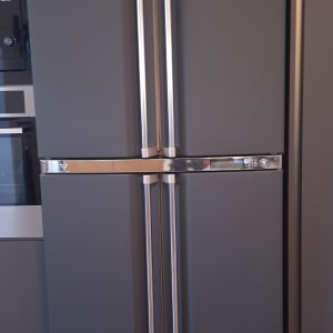 מקרר אפור עם ידיות מתכת מבריקות