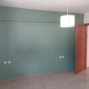 קיר צבוע בירוק עם שקעי חשמל