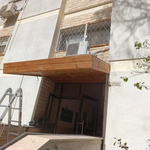 גגון מעץ לכניסה לבניין
