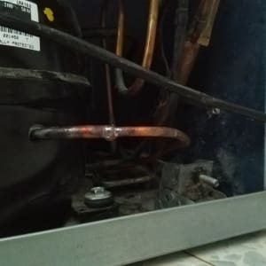 חלקים פנימיים של מקרר עם צינורות ונחושת