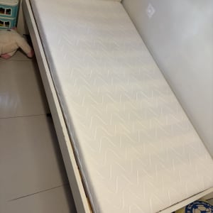 מזרן נקי על מיטה בחדר ילדים