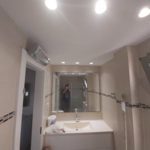 חדר אמבטיה עם קירות גבס, כיור ומראה