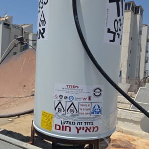 דוד שמש מותקן על גג עם קולטים