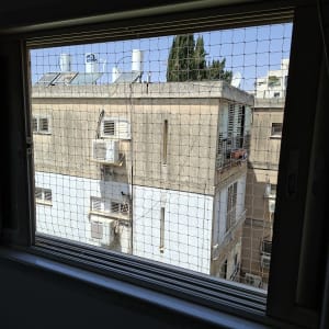 רשת על חלון למניעת כניסת יונים