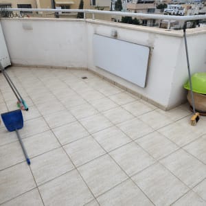 מרפסת עם מטאטא ויעה לניקוי רצפה