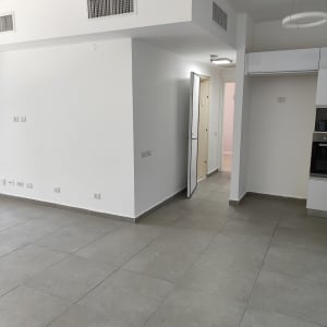 קירות לבנים חלקים עם פתחי אוורור