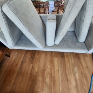 כריות ספה אפורות מונחות על הרצפה לניקוי