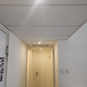 תקרת גבס עם תאורה שקועה במסדרון