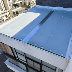 גג אטום עם חומרי איטום כחולים