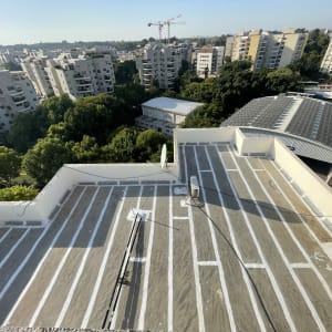 גג עם קווים לבנים לאיטום, מבט עליון