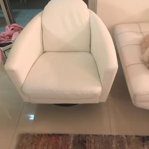 כורסה לבנה עם ריפוד מרופד