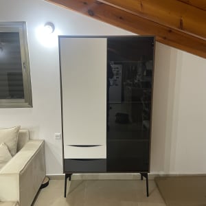 ארון עץ עם דלתות לבנות ושחורות