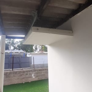 רשת למניעת כניסת יונים במסתור כביסה