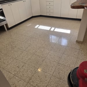 מטבח נקי עם רצפה מבריקה ומכונת פוליש