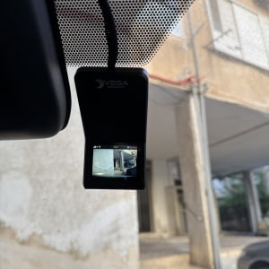 מצלמת רכב מותקנת על שמשת הרכב