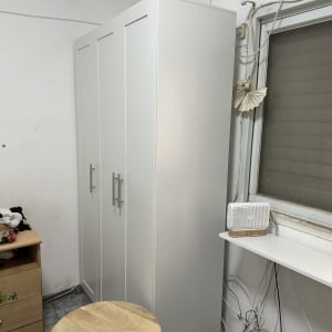 ארון לבן עם ידיות מתכת בחדר עבודה