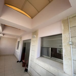 מרפסת עם תקרה מקומרת ורצפת אריחים