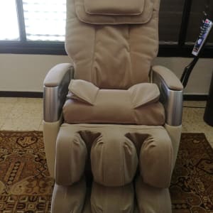 כיסא עיסוי עם ריפוד מרופד ומסך שליטה