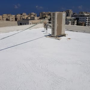 גג אטום בצבע לבן עם סדקים קלים