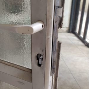 מנעול דלת עם ידית לבנה ומפתח תקוע