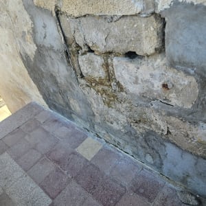 קיר עם סימני רטיבות ותיקון חלקי