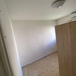 חדר ריק עם קירות צבועים ולוח עץ