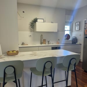 מטבח עם חוטי חשמל חשופים על הקיר