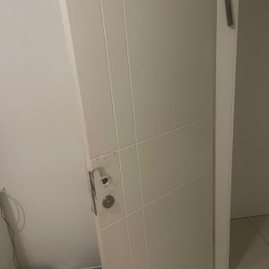 דלת לבנה פתוחה עם מנעול שבור