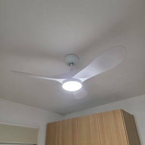 מאוורר תקרה עם תאורה בחדר