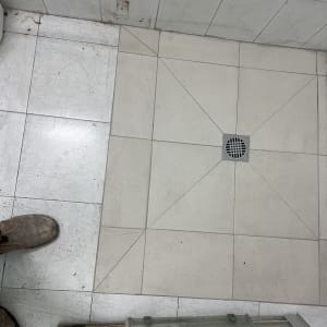 רצפת אריחים עם ניקוז ומגף עבודה