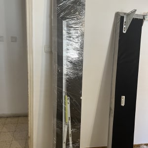 שני לוחות עטופים בניילון עומדים על הרצפה