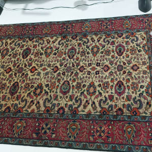 שטיח צבעוני על רצפה לבנה