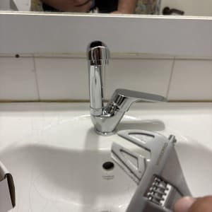 ברז וכלי עבודה בכיור אמבטיה