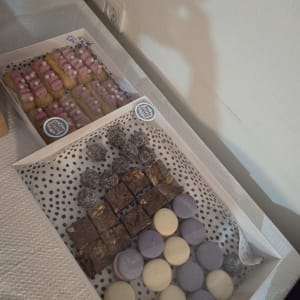 מגש עם מאפים ועוגיות צבעוניות על שולחן
