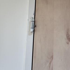 ציר דלת מתכת על מסגרת עץ