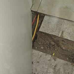 רצפה עם חוטים חשמליים חשופים ועבודת תיקון