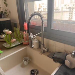 ברז מטבח עם קפיץ, כיור עם כוס וכף