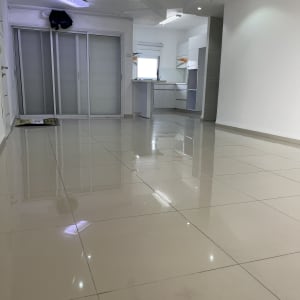 רצפה מבריקה ונקייה בחדר ריק