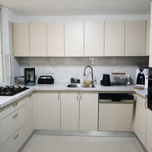 מטבח מודרני עם ארונות, כיור ותנור
