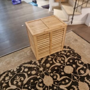 ארגז עץ על שטיח מעוצב בחדר מדרגות