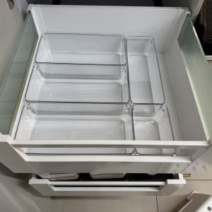 מגירת אחסון עם מחיצות פלסטיק שקופות לארגון