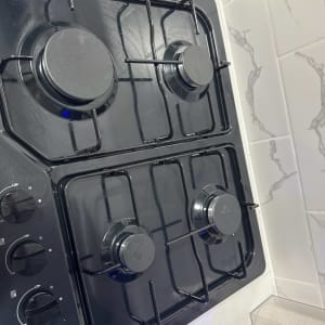 כיריים גז שחורות עם ארבעה מבערים