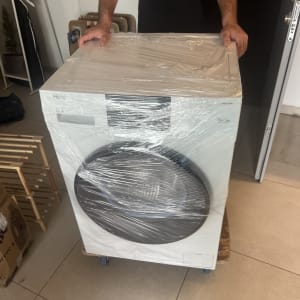 מכונת כביסה עטופה בניילון מוכנה להובלה