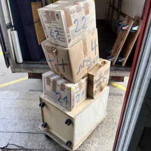 ארגזי קרטון ושידת עץ עטופה בעת העמסה והובלת תכולה במשאית