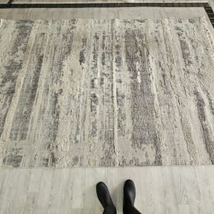 שטיח בהיר עם דוגמאות כהות על רצפה בהירה