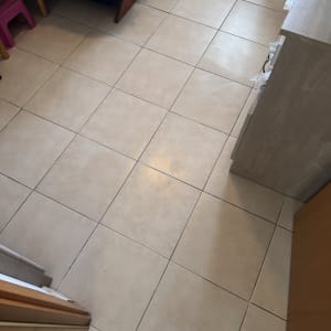 רצפת אריחים בחדר עם רהיטים