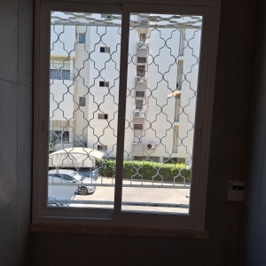 חלון עם סורגים מבט החוצה לבניין